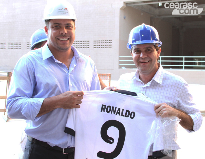 [25-05] Ronaldo recebe camisa do Ceará - 4