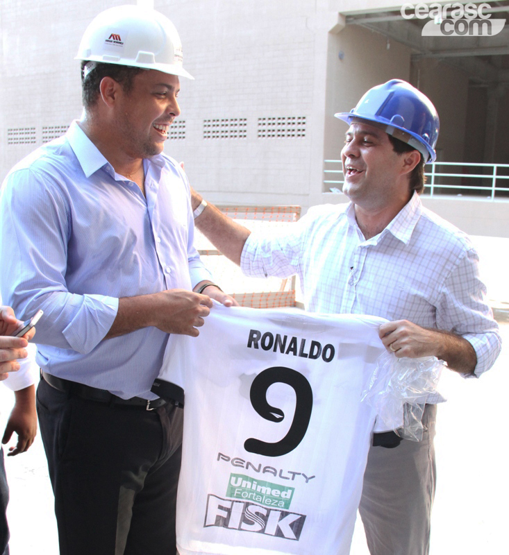 [25-05] Ronaldo recebe camisa do Ceará - 5