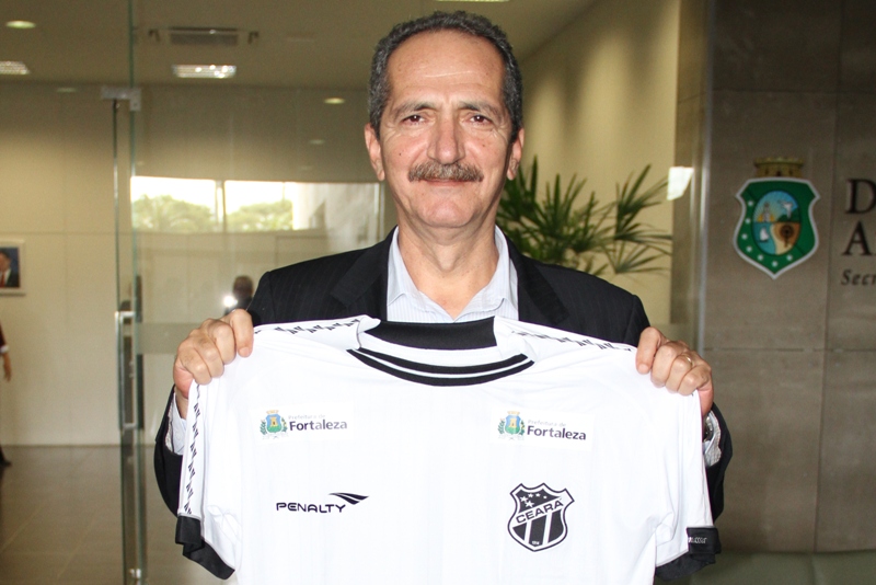 [23-04] Visitando obras no Castelão, Ministro Aldo Rebelo recebe camisa personalizada do Ceará - 10