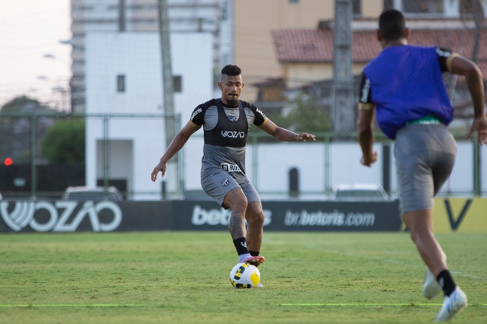 Em Porangabuçu, Ceará treina para o jogo contra o Atlético/GO