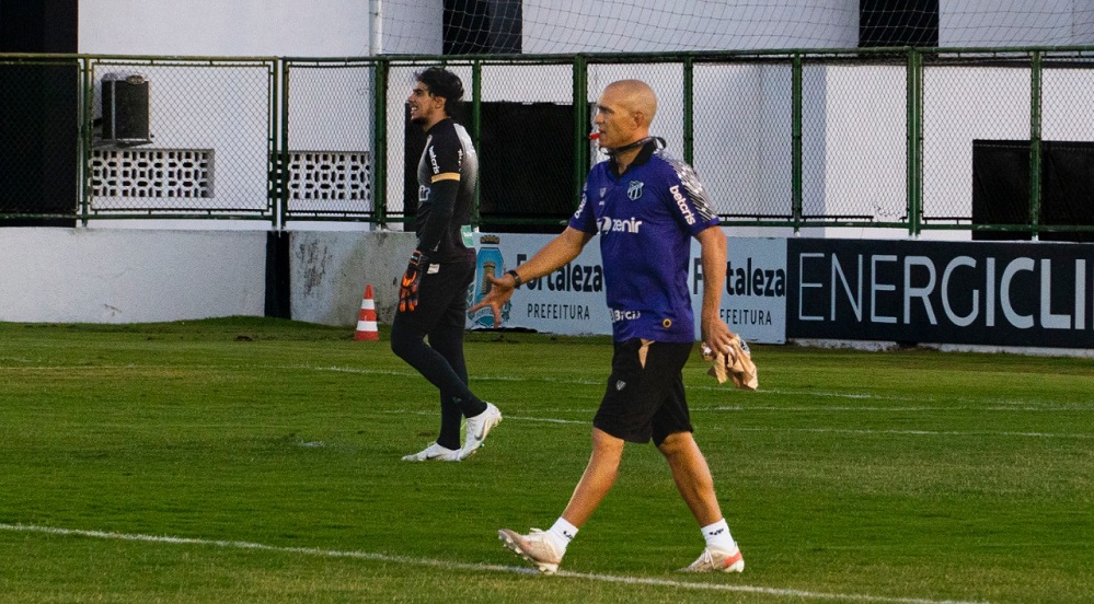 Sob o comando de Juca Antonello, Ceará treina antes de encarar o Fluminense