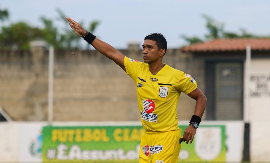 Luciano Miranda apita o confronto entre Ceará e Floresta, pela segunda rodada do Campeonato Cearense