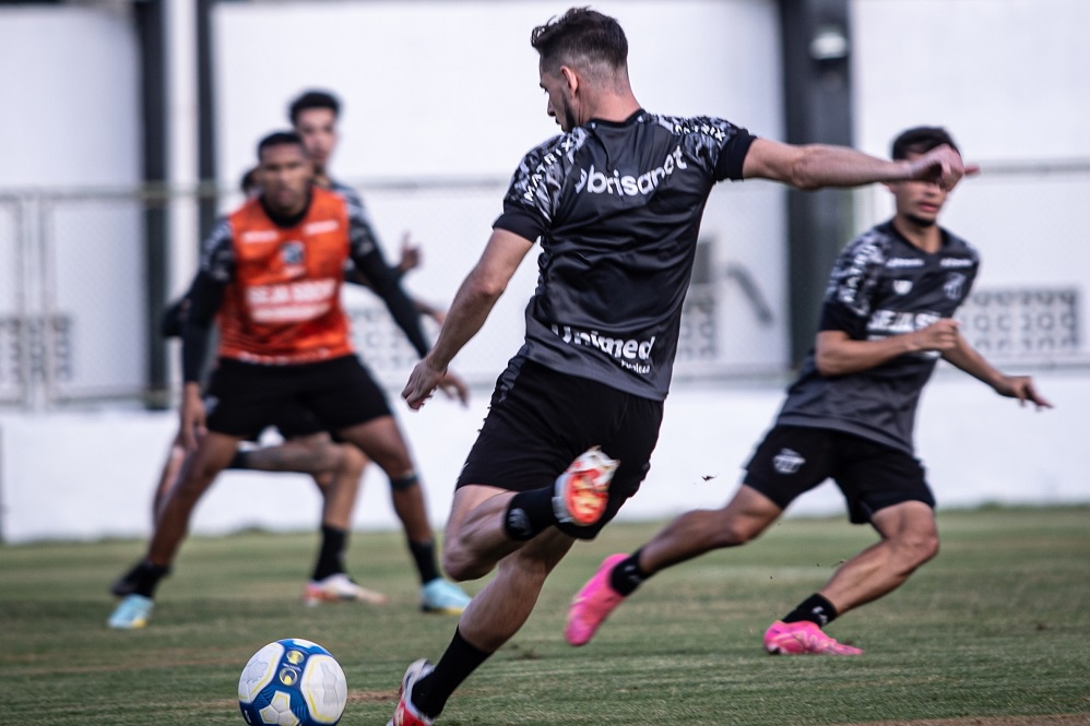 Ceará faz treino coletivo em preparação para encarar o Santos