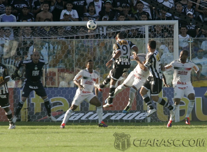 Ceará joga bem e vence o Palmeiras por 2 x 0, no estádio Presidente Vargas