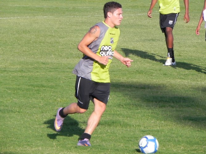 Dimas relaciona 20 jogadores para encarar Corinthians