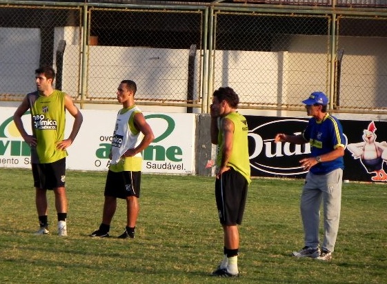  Dimas comanda treino coletivo no Vovozão