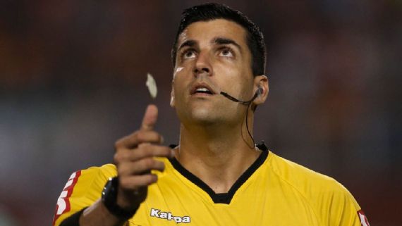 Diego Pombo Lopez, da Federação Baiana de Futebol, apita Botafogo x Ceará