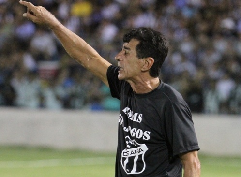 Dimas comemora vitória: “Um gol para cada 100 jogos”