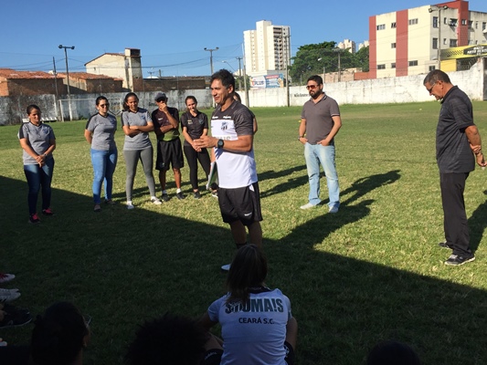 Sérgio Alves comanda primeiro treinamento com equipe feminina
