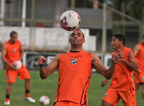 Lula Pereira relaciona 19 jogadores para duelo contra o Crateús