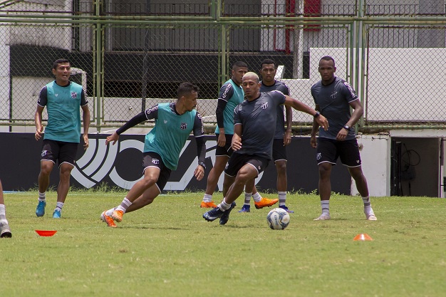 Em Porangabuçu, Ceará fez seu último treino e embarca para enfrentar o River/PI
