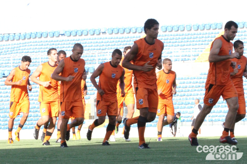 Alvinegros participam de treino coletivo no estádio Presidente Vargas