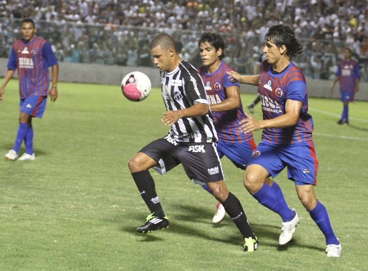 Ceará goleia o Tiradentes em jogo especial para Dimas