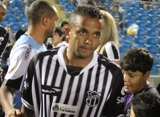 Meio-campista Rogerinho pede determinação contra o Joinville