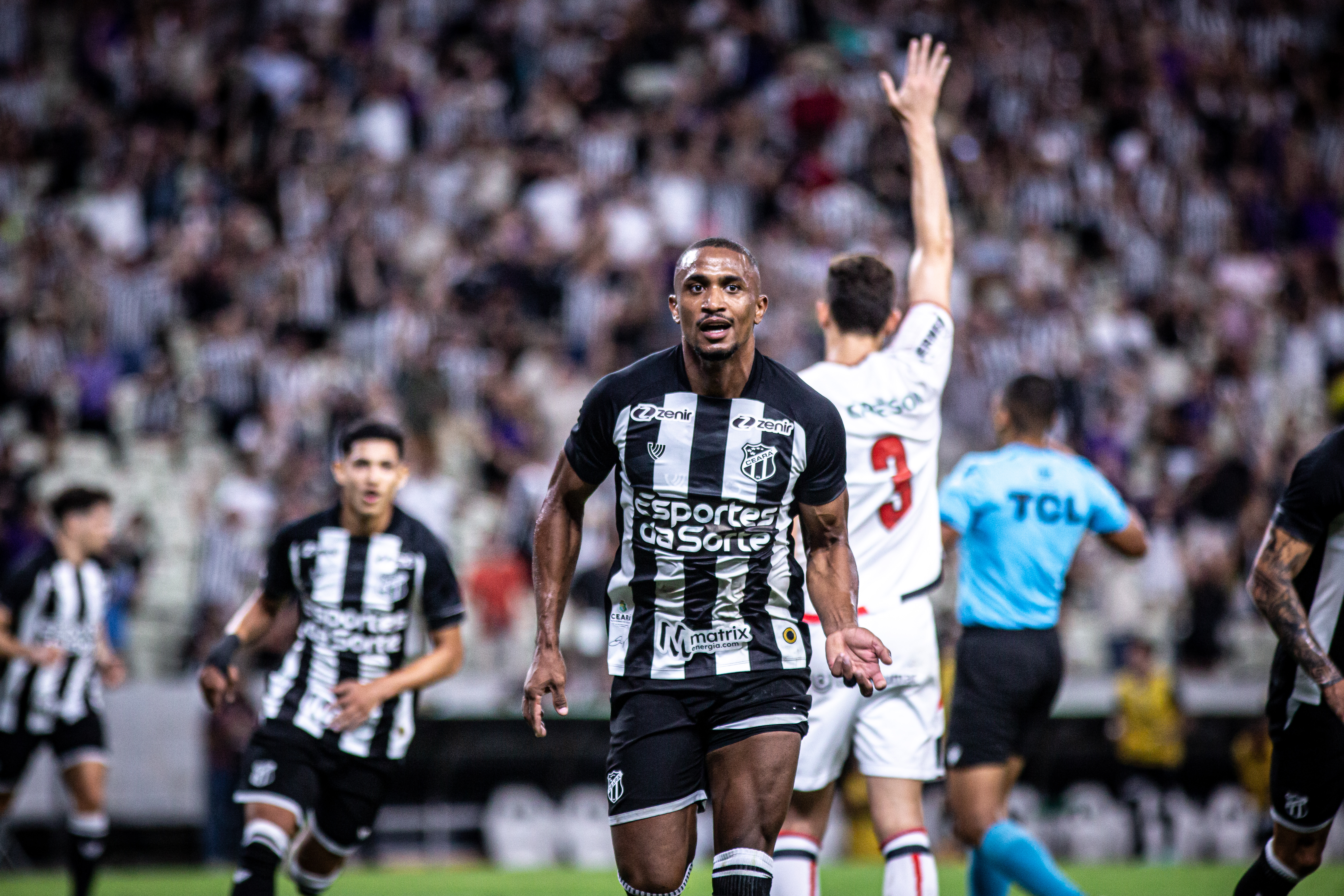 Camp. Brasileiro: Ceará goleia o Botafogo/SP por 4x1 no Castelão