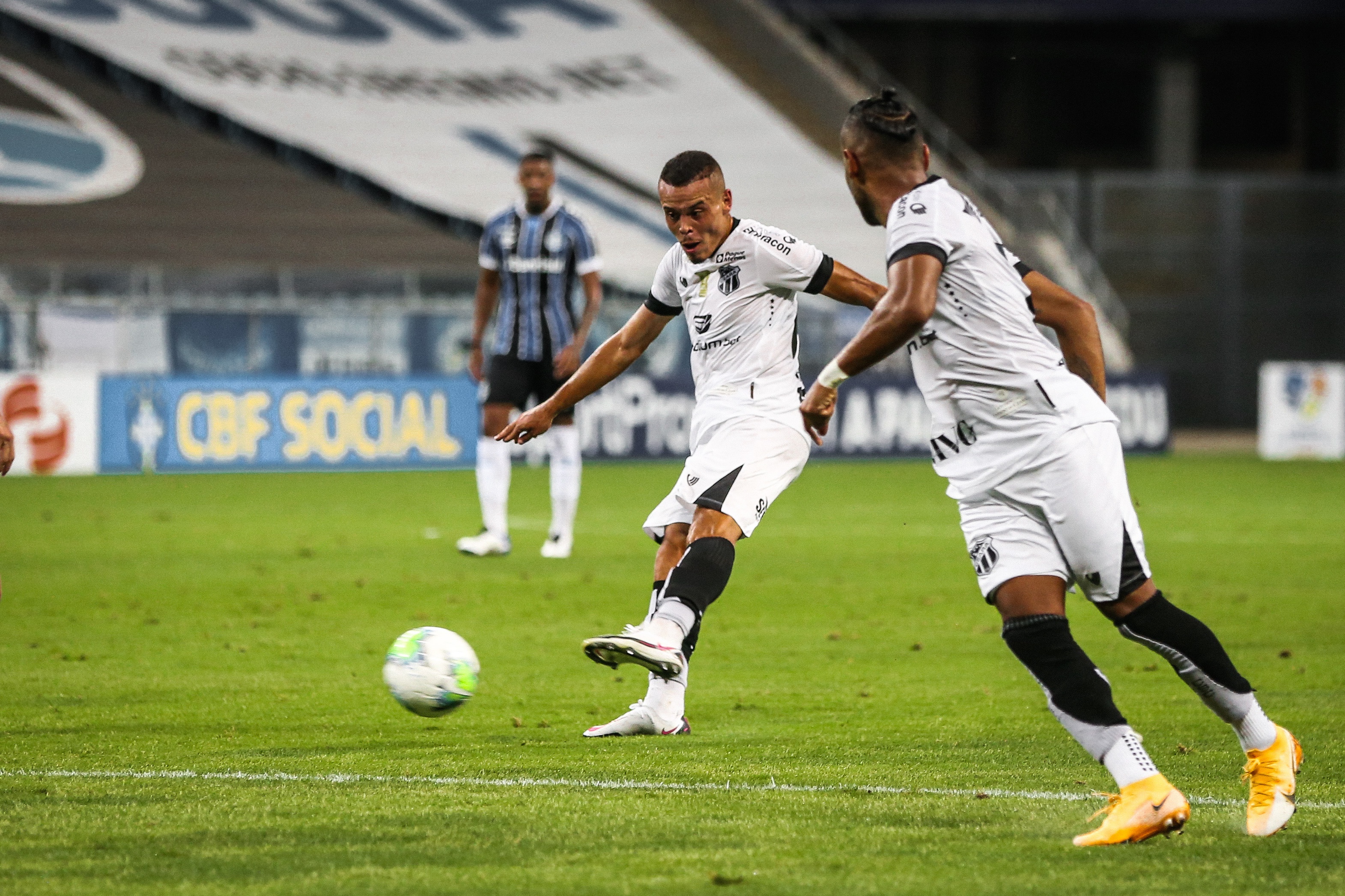 Em Porto Alegre, Kelvyn e Tiago marcam, mas Ceará perde para o Grêmio por 4 a 2