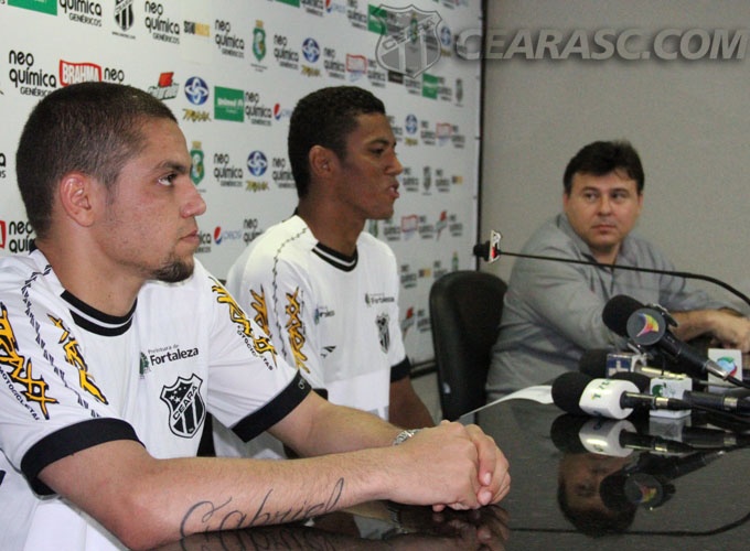 Atacantes Felipe Azevedo e Derley são apresentados à imprensa