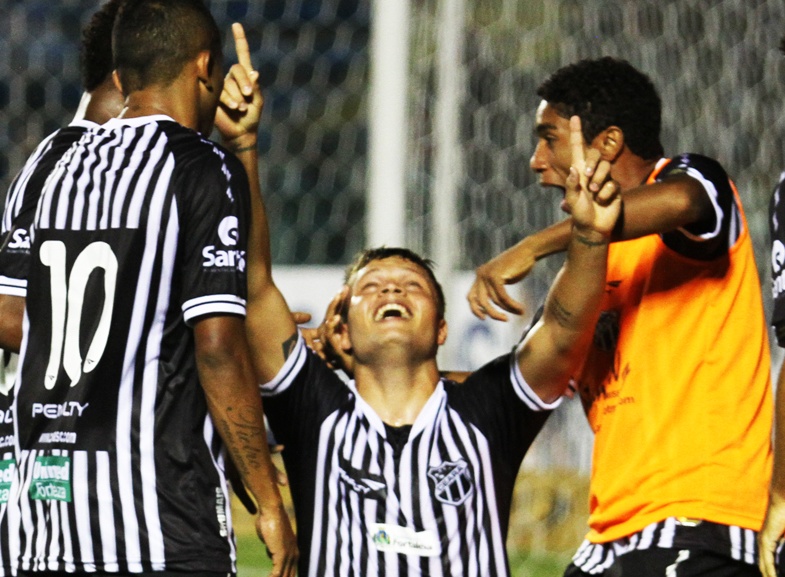 Atacante Romário comemora gols nos últimos jogos