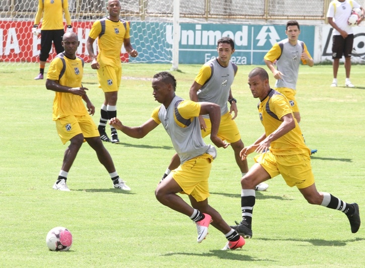 PC Gusmão comanda treino coletivo, antes do jogo contra o ASA