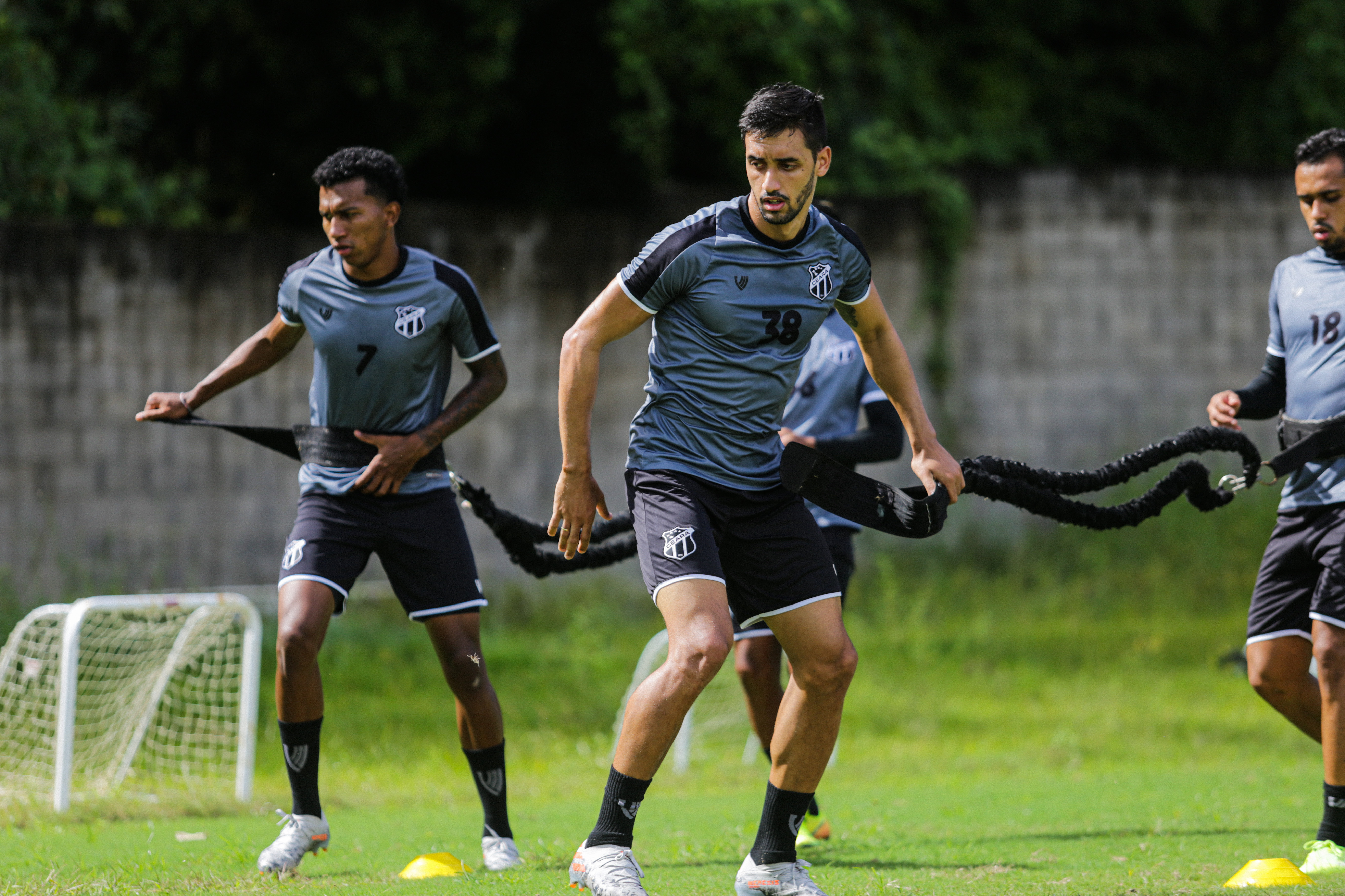 Ceará treina no CT do Vitória e finaliza preparação para o Clássico-Rei da semifinal do Nordestão