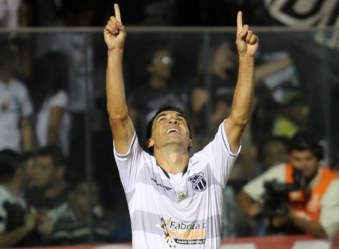 Autor do centésimo gol em 2012, Márcio Careca comemora
