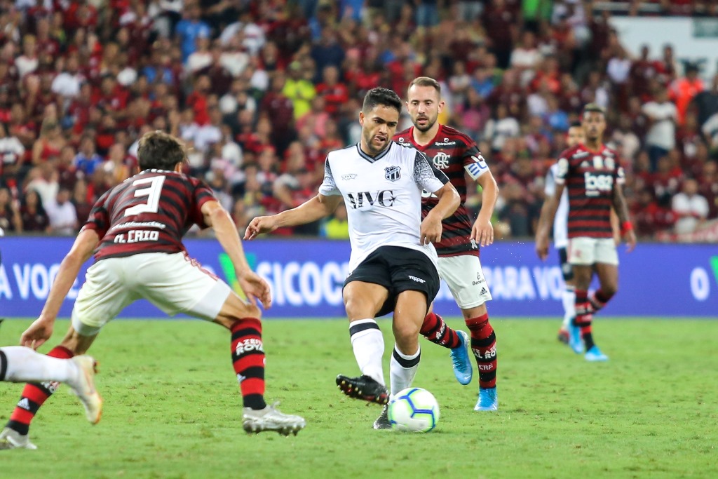 Jogando no Maracanã, Ceará sai na frente, mas sofre virada do campeão Flamengo