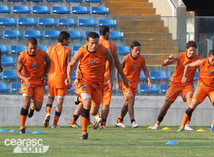 Dimas comanda treino coletivo, no estádio Presidente Vargas