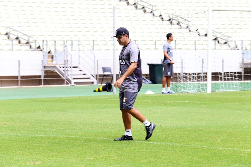 De olho no Vitória, Marcelo Chamusca comanda treino fechado na Arena Castelão