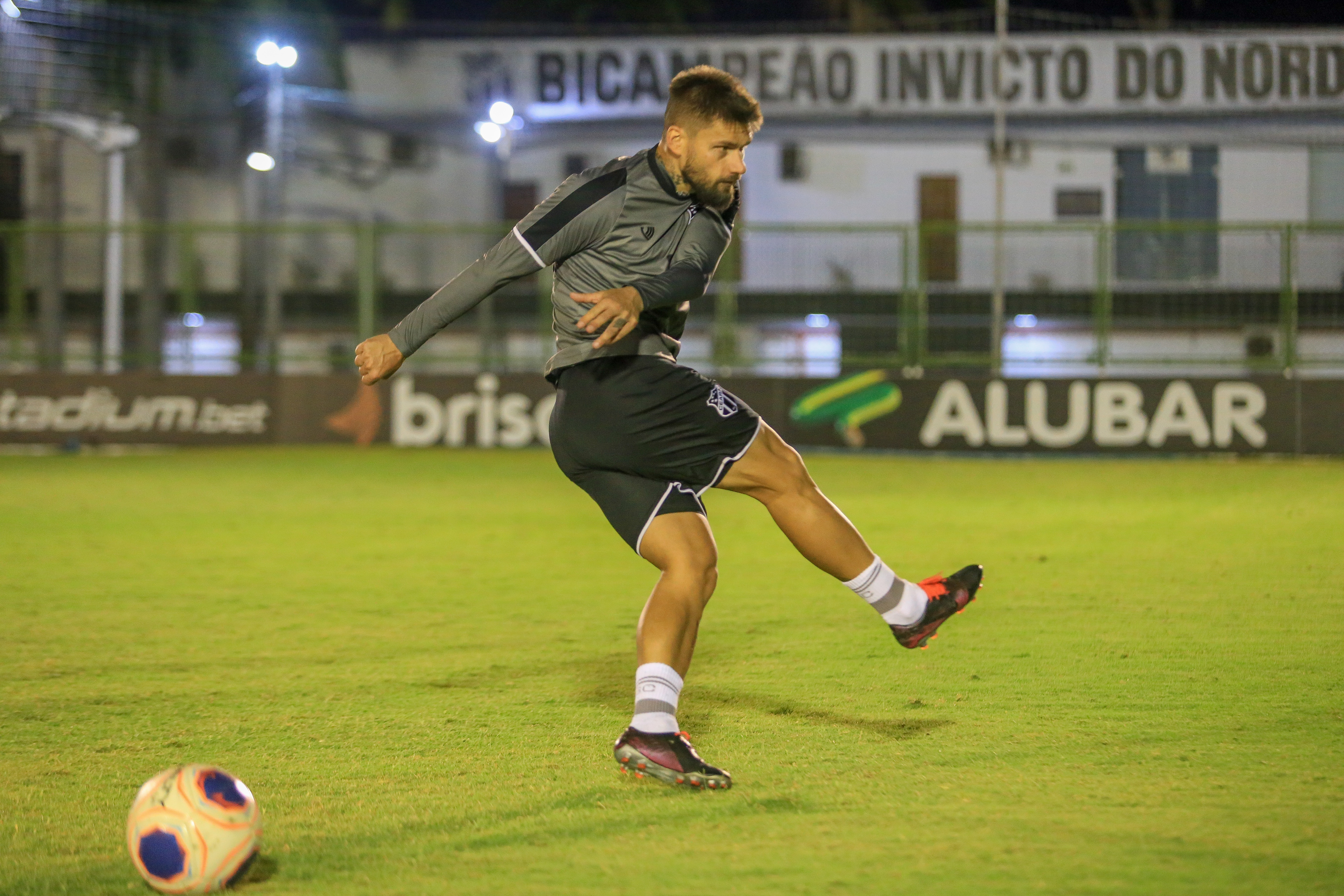 Sem muito tempo para preparação, elenco se reapresenta e realiza treinamento de olho no Corinthians