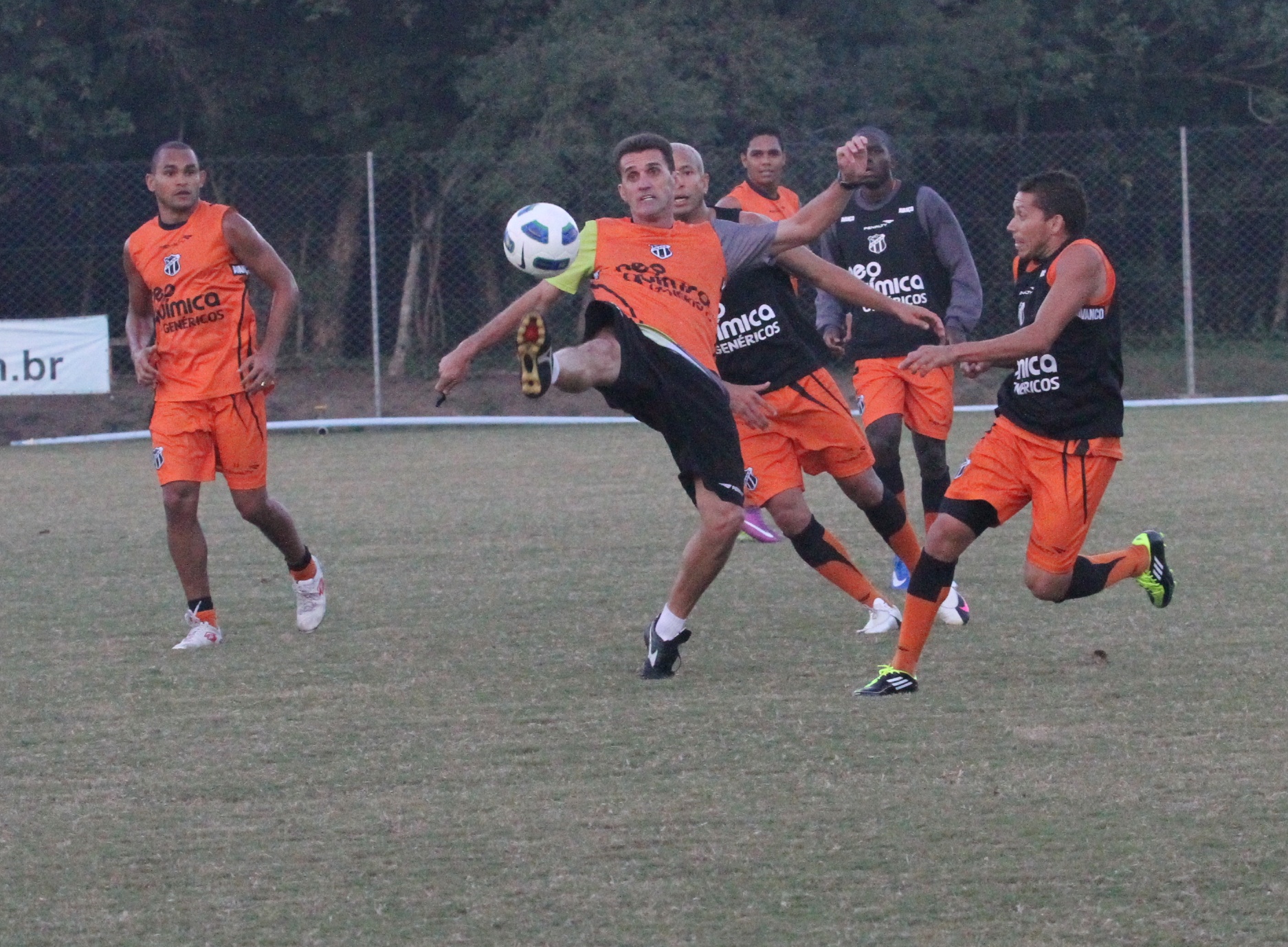 Após chegar à Porto Alegre, alvinegros treinam no CT do Grêmio