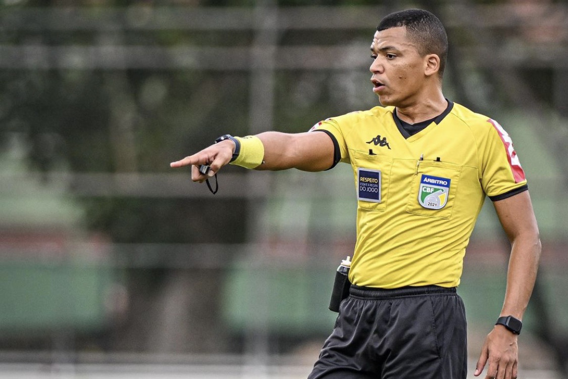 Bruno Mota Correia apita a partida entre Ceará e Botafogo/SP pela 17ª rodada do Campeonato Brasileiro