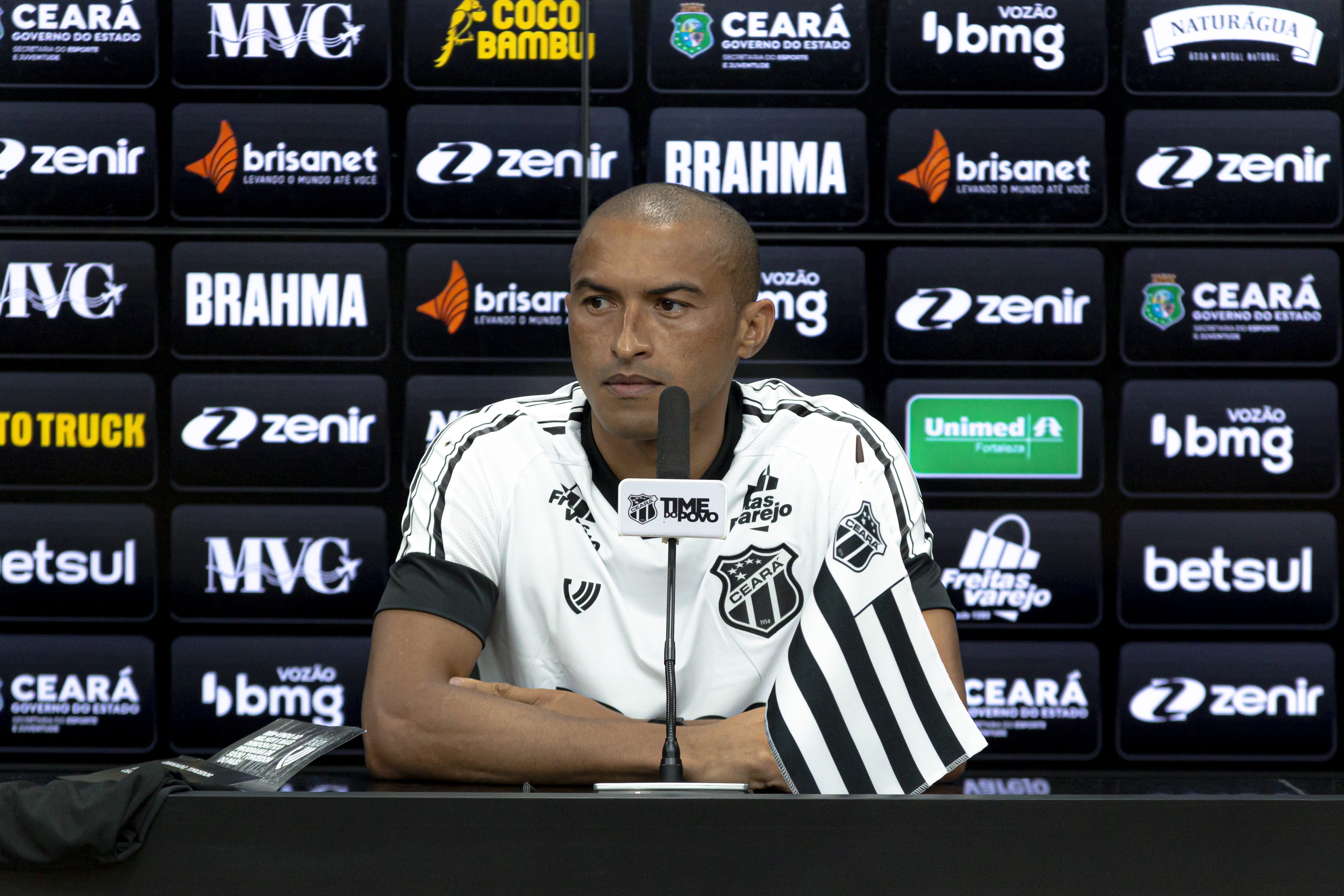 Em coletiva de apresentação, Nino Paraíba comenta: “É um prazer vestir a camisa do Ceará”