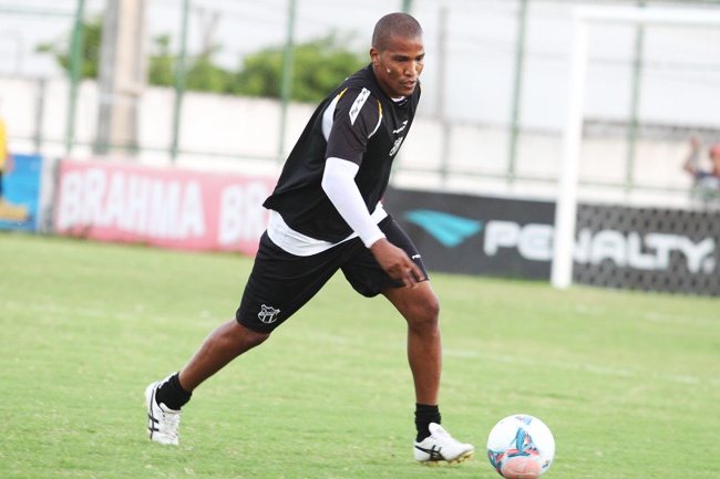 Volante João Marcos renova contrato com o Ceará até 2015