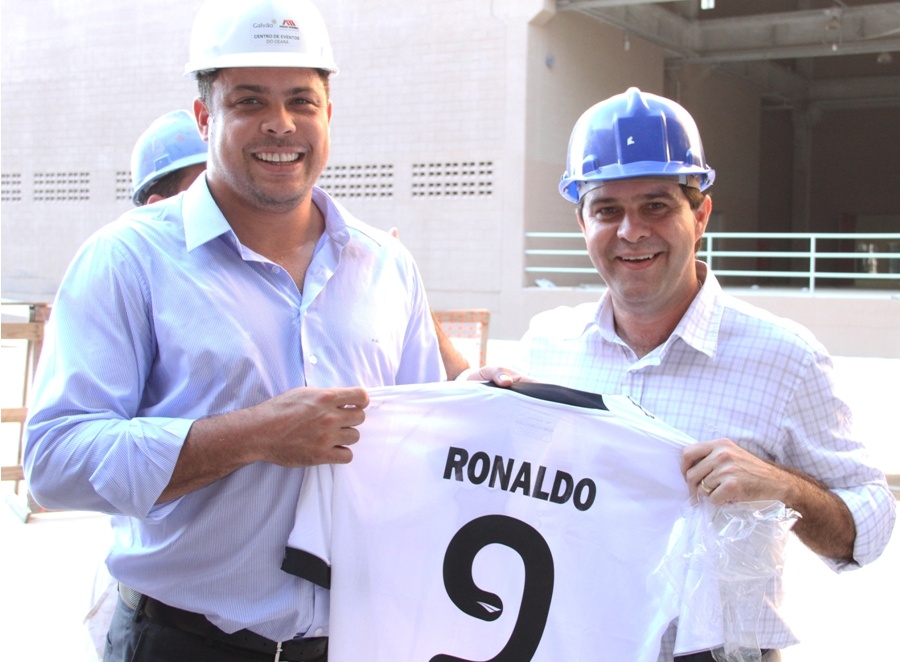 Evandro Leitão entrega camisa do Vozão a Ronaldo