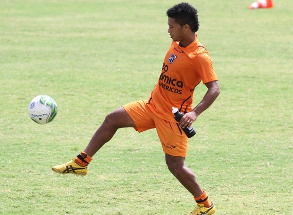 Ceará x Tiradentes: Dimas relaciona 19 atletas para duelo de amanhã