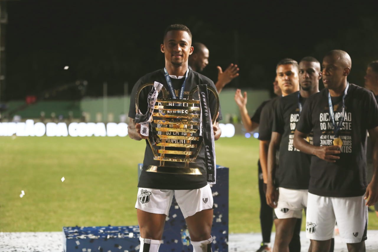 Um ano após ser diagnosticado com um tumor, lateral-direito Eduardo comemora título da Copa do Nordeste