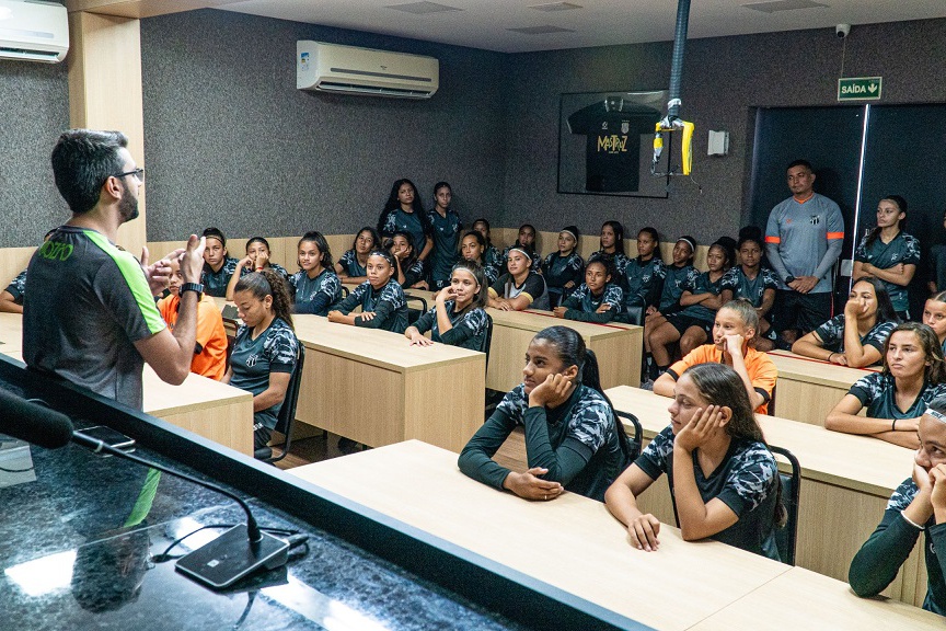 Fut. Feminino: Elencos Sub-15 e Sub-17 participam de media training com a equipe de assessoria de imprensa