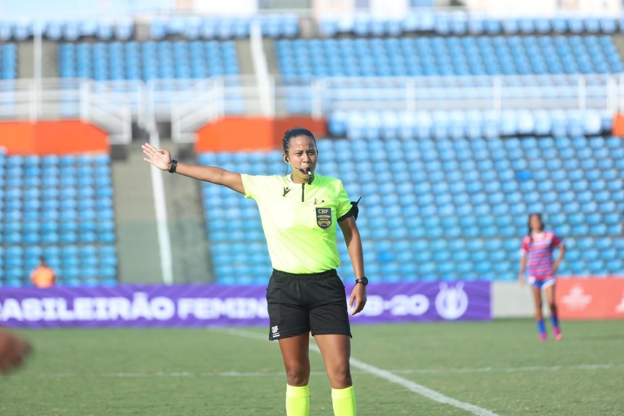 Fut. Feminino: Elizabete Esmeralda apita o Clássico-Rainha pela 6ª rodada do Campeonato Cearense