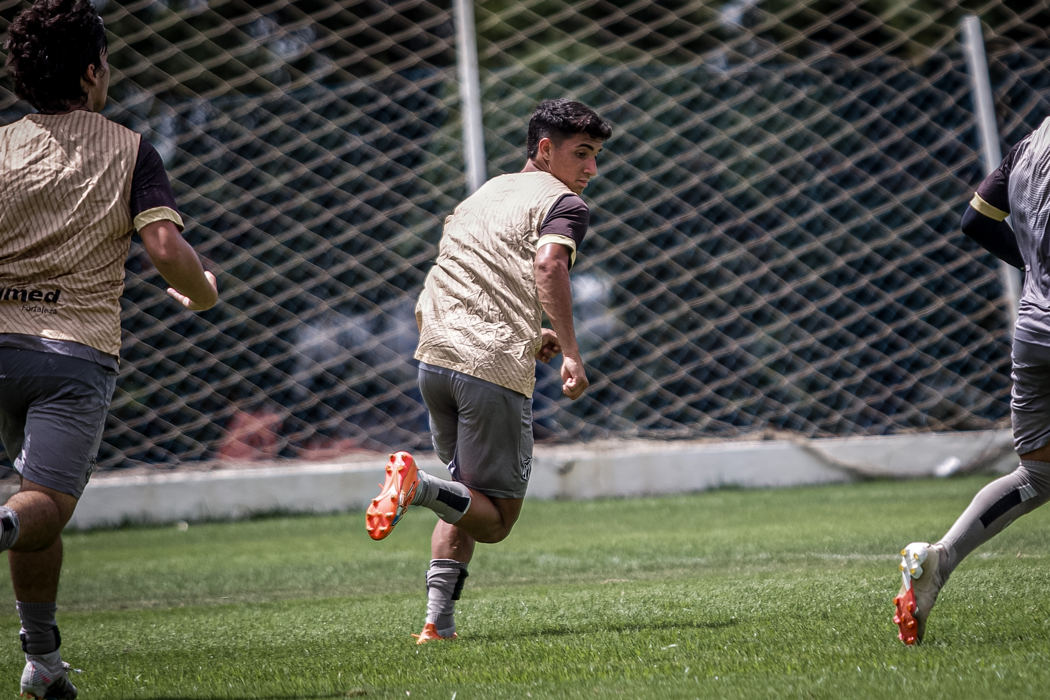 Sub-20: Enzo, lateral-direito, destaca a felicidade em defender o manto alvinegro pela primeira vez na Copinha
