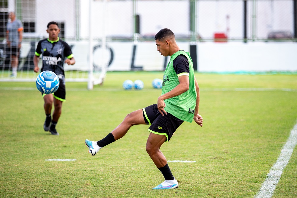 Guto Ferreira comanda treino apronto na última atividade antes de encarar o Botafogo/SP