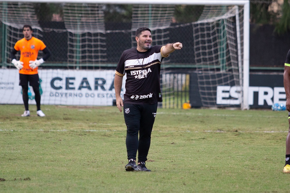 Eduardo Barroca orienta treino apronto para jogo contra o Tombense