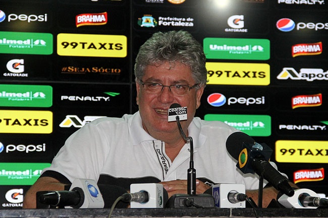 Geninho comandou treino em Porangabuçu e foi apresentado à imprensa