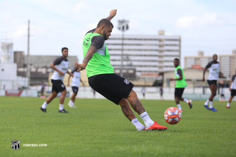 Com treino fechado, Ceará encerra preparação e concentra para jogo contra o Atlético/CE