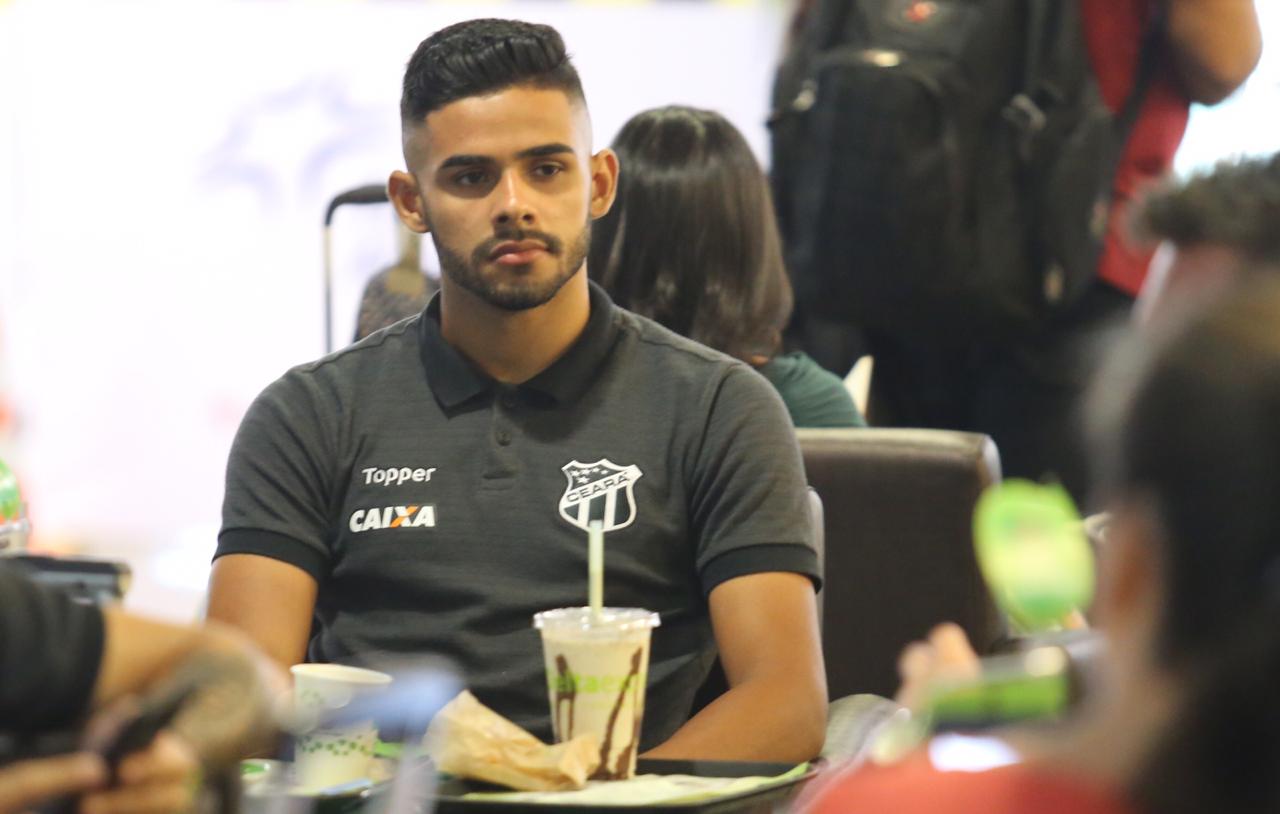 Elenco alvinegro embarca para São Paulo, onde enfrenta o Palmeiras nesse fim de semana