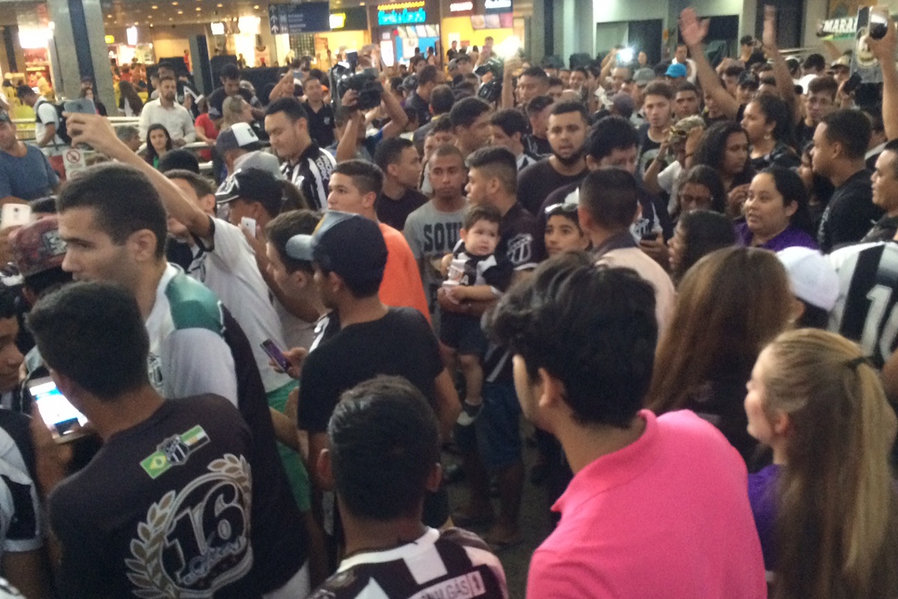 Torcida invade aeroporto para embarque da delegação alvinegra para São Paulo
