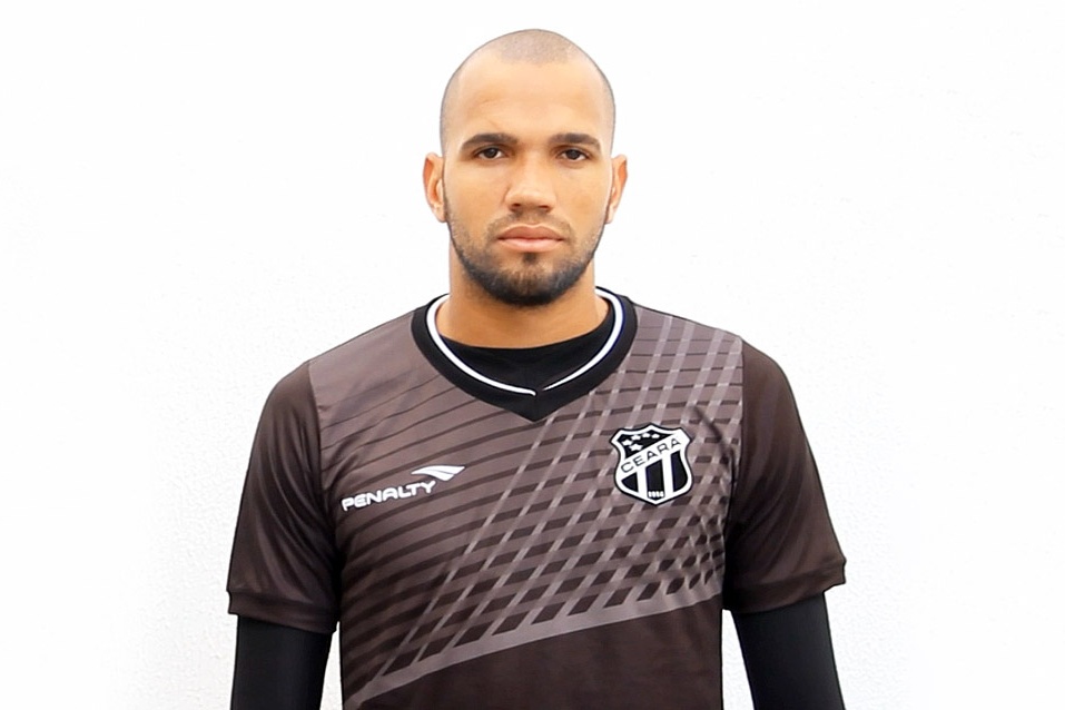 Goleiro Éverson assinou com o Ceará até maio de 2018
