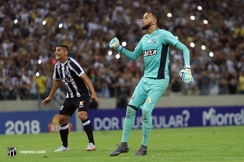 Everson marca de falta e Ceará bate o Corinthians por 2 a 1 no Castelão