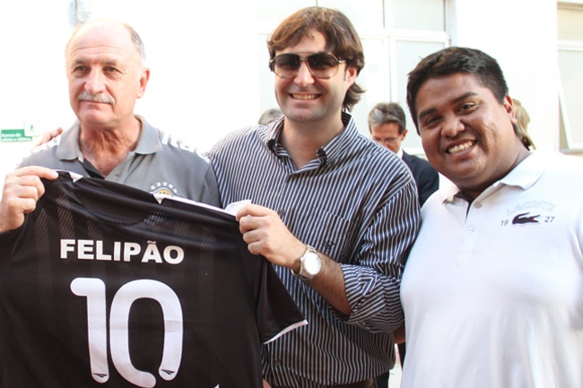 Técnico Felipão recebe camisa personalizada do Ceará