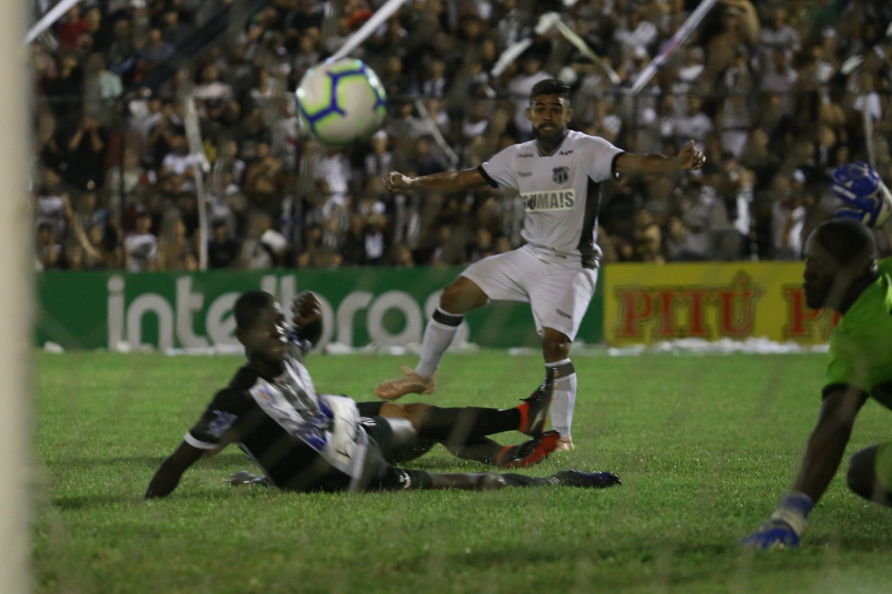 Em jogo equilibrado, Ceará empata com o Central e garante classificação