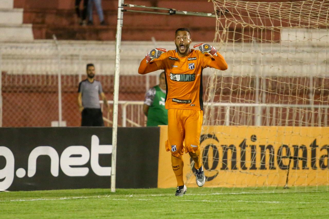 Em noite de herói, Fernando Henrique defende 2 pênaltis e Ceará se classifica na Copa do Brasil